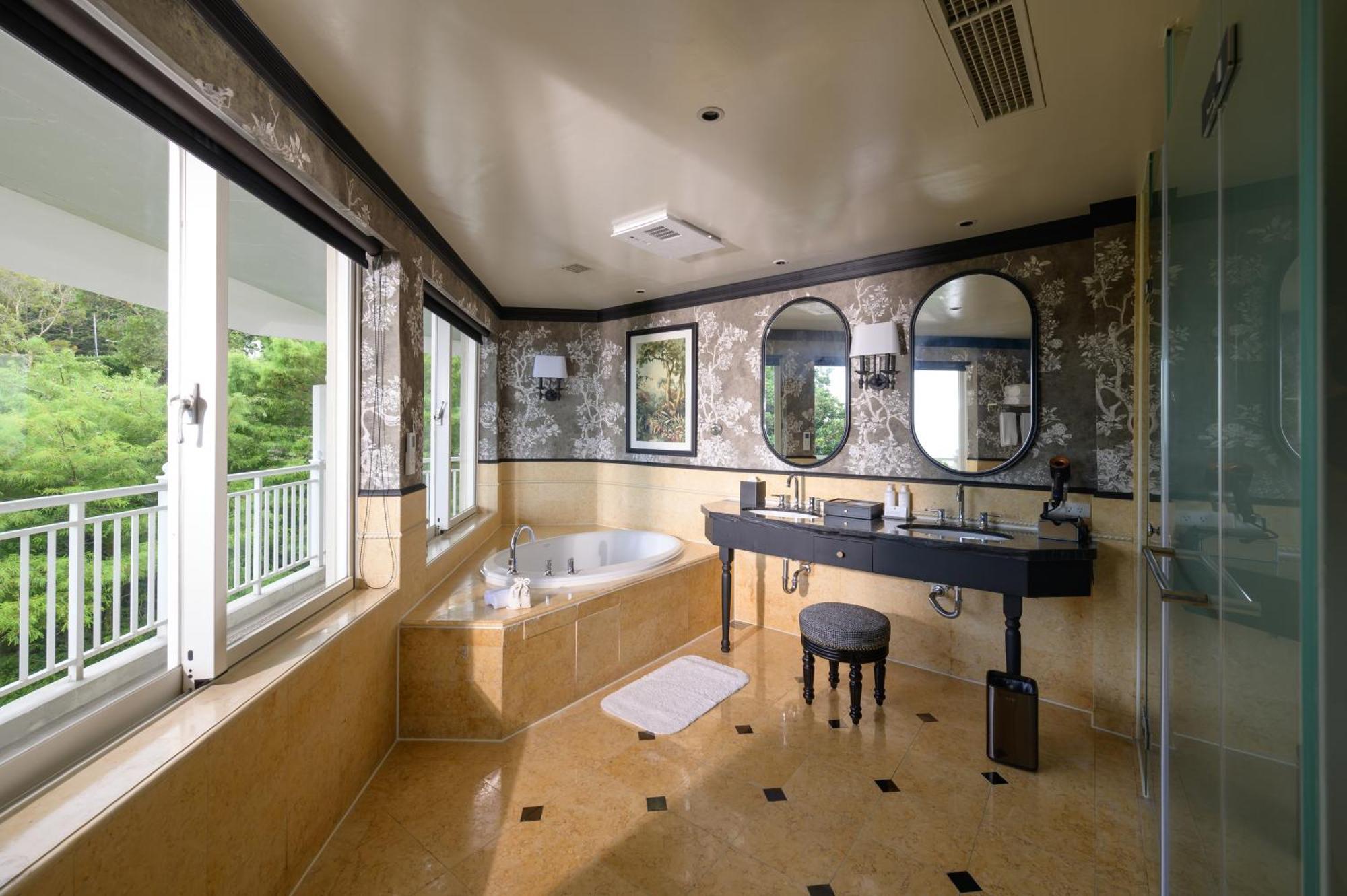 Yanliau Hualien Farglory Hotel חדר תמונה A bathroom in a hotel